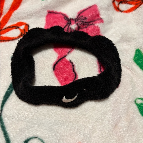 Nike Headband. Free with a purchase just let me know you are interested in it . - Picture 1 of 2